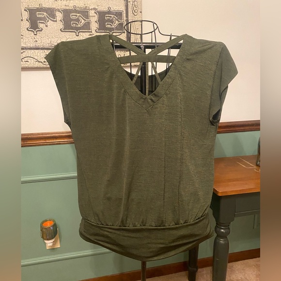 Short sleeve dk heather green top, loose flow in the tummy and waste band. XL - Picture 5 of 7